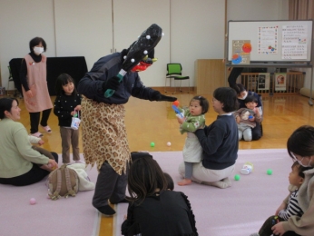 豆にみたてた柔らかいボールで鬼は外・福は内。