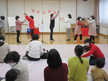 リズムに合わせて三月三日のおもちつき。