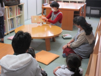 読み聞かせは大人も楽しめます。