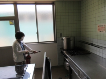 調理室から出火。初期消火中。