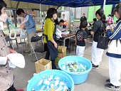 バザー風景。地域ボランティアのみなさんありがとうございました。