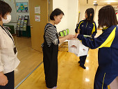 記念品の紅白まんじゅうは高校生ボランティアから・・・お手伝いありがとう。