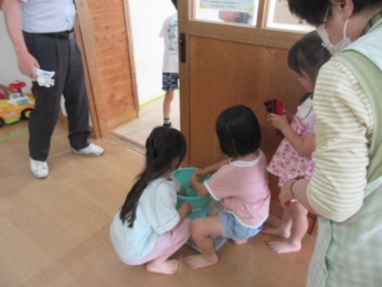 新聞紙を水で濡らし固く絞り・・・