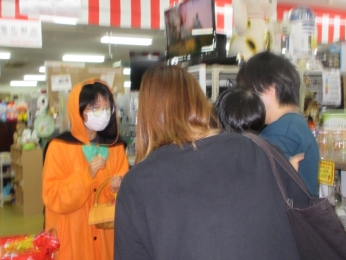 近隣のお店へGO！Trick or Treat！