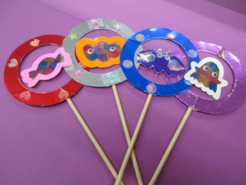 飾りをテグスで吊り下げてゆらゆら動くよ。