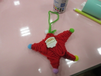 芋のつるに毛糸を巻き付けてできあがり！！